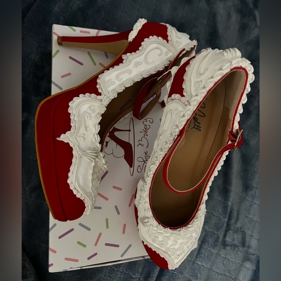 Shoe Bakery Red Velvet 4” high heels- size 10 - Picture 4 of 7